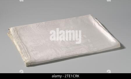 Tischdecke mit Amsterdam und dem Seehandel, Anonym, ca. 1700 - ca. 1799 Tischdecke aus Linnamast mit Amsterdam und dem Seehandel. Mittelfeld: Auf einem leeren Feld gibt es eine einzige Szene quer: Unter der Waffe Amsterdams mit einer Textband, auf der Amsterdam eine Stadtlandschaft darstellt. Es ist ein unregelmäßiges Oval, das von Hügeln, zwei Bäumen und sechzehn Kirchtürmen begrenzt wird. Das ganze wird von einem Wall mit Polschutz und Brückenbögen durchzogen, hinter dem ohne Perspektive eine dichte Wohnmasse mit unter anderem Treppen- und Rahmenfassaden und im Rücken zahlloser Kirchen, Stockfoto