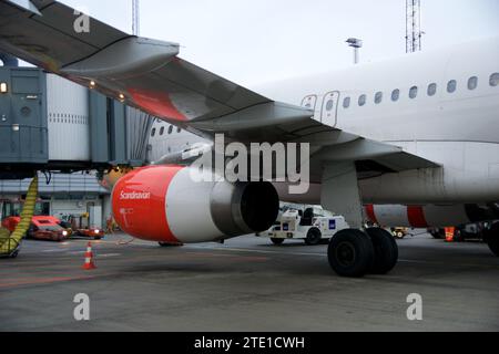 KOPENHAGEN, DÄNEMARK - 24. November 2018: Airbus A320 von SAS Scandinavian Airlines am Gate Nahaufnahme des roten Triebwerks Stockfoto