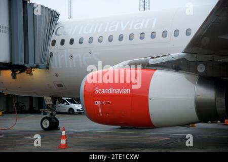 KOPENHAGEN, DÄNEMARK - 24. November 2018: Airbus A320 von SAS Scandinavian Airlines am Gate Nahaufnahme des roten Triebwerks Stockfoto