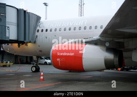 KOPENHAGEN, DÄNEMARK - 24. November 2018: Airbus A320 von SAS Scandinavian Airlines am Gate Nahaufnahme des roten Triebwerks Stockfoto