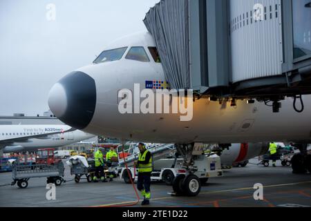 KOPENHAGEN, DÄNEMARK - 24. November 2018: Airbus A320 mit weißer Nase von SAS Scandinavian Airlines am Gate Stockfoto