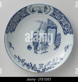 Schüssel, de Metaale Pot (zugeschrieben), ca. 1670 - ca. 1680 große Schüssel aus Steingut, mit sehr schmaler, leicht herausragender Kante. Blau auf weißem Tinglaze gemalt. Auf der Wohnung innerhalb eines Doppelkreises vier Chinesen für ein Tor, gemalt in Imitation von Porzellan aus der Übergangszeit. Der Rand ist in zwei Hälften unterteilt: Die obere Hälfte zeigt ein Feld mit zwei chinesischen Waisen eines Busches; Waaain-Blattreben aus einem mittleren Blatt und Blumenmotiv wurden gerettet; die untere Hälfte ist mit zwei von einem Punkt zu beiden Seiten ausgehenden Blütenzweigen und zwei fliegenden Vögeln verziert. Auf den hinteren Plätzen mit Stockfoto