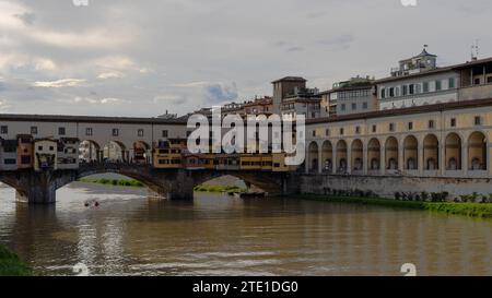 Die berühmte Brücke Ponte Vecchio über den Fluss Arno, Florenz, Italien Stockfoto