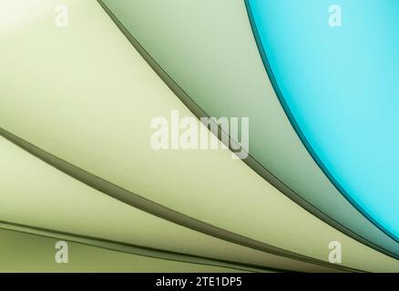 Blätter gefaltetes Papier, fotografiert mit zwei separaten Blitzen und mit farbigen Gelen, um die Farbe hinzuzufügen Stockfoto