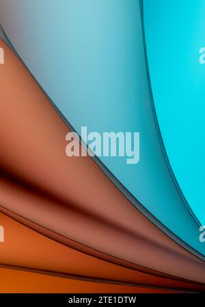 Blätter gefaltetes Papier, fotografiert mit zwei separaten Blitzen und mit farbigen Gelen, um die Farbe hinzuzufügen Stockfoto