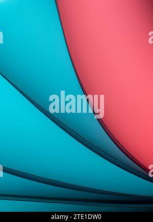 Blätter gefaltetes Papier, fotografiert mit zwei separaten Blitzen und mit farbigen Gelen, um die Farbe hinzuzufügen Stockfoto