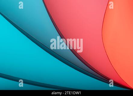 Blätter gefaltetes Papier, fotografiert mit zwei separaten Blitzen und mit farbigen Gelen, um die Farbe hinzuzufügen Stockfoto