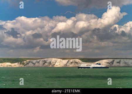 DFDS Fähre vor den Kreidefelsen von Dover, Kent, England, Großbritannien, Europa | DFDS Ferry at the White Cliffs of Dover, Kent, England, United Ki Stockfoto