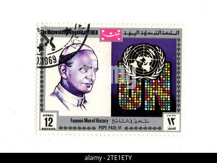 Eine alte Briefmarke aus dem Jemen mit einem Porträt von Papst Paul VI. Auf weißem Hintergrund. Stockfoto