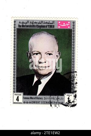 Eine Vintage-Briefmarke aus dem Jemen mit einem Porträt von Dwight Eisenhower auf weißem Hintergrund. Stockfoto