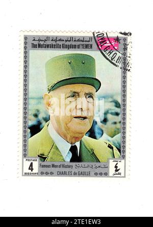 Eine alte Briefmarke aus dem Jemen mit einem Porträt von Charles de Gaulle auf weißem Hintergrund. Stockfoto