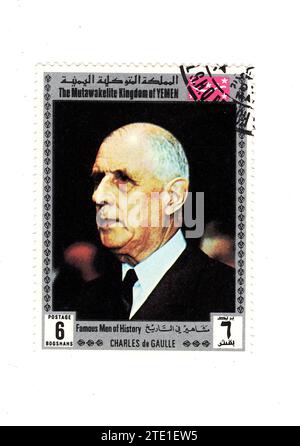Eine alte Briefmarke aus dem Jemen mit einem Porträt von Charles de Gaulle auf weißem Hintergrund. Stockfoto