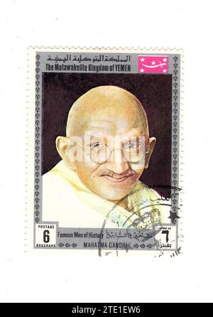 Eine Vintage-Briefmarke aus dem Jemen mit einem Porträt von Mahatma Gandhi auf weißem Hintergrund. Stockfoto