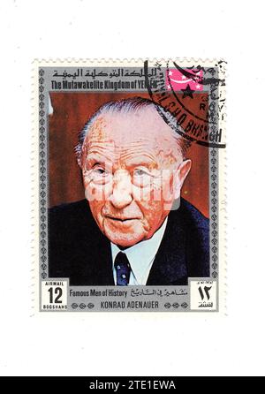 Eine alte Briefmarke aus dem Jemen mit einem Porträt von Konrad Adenauer auf weißem Hintergrund. Stockfoto