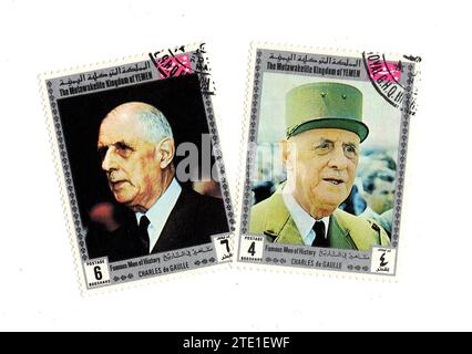 Vintage-Briefmarken aus dem Jemen mit Porträts von Charles de Gaulle auf weißem Hintergrund. Stockfoto