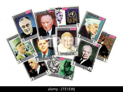 Vintage-Briefmarken aus dem Jemen mit Porträts berühmter Männer der Geschichte auf weißem Hintergrund. Stockfoto