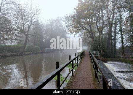 Der River Wey Schifffahrtskanal an einem kalten und nebeligen Wintertag Weybridge Surrey England Großbritannien Stockfoto