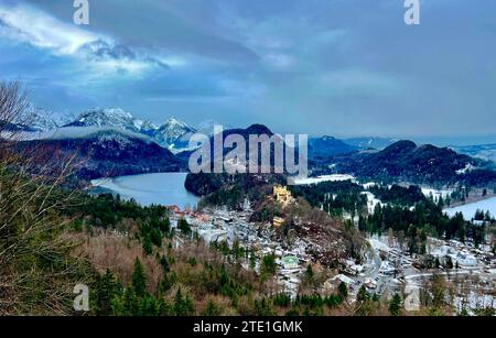 19.12.2023, Füssen Schloss Neuschwanstein, Blick von einem Weg hoch oben in richtung Westen zum Schloß Hohenschwangau und dem Alpsee und Schwansee 19.12.2023, Füssen Schloss Neuschwanstein 19.12.2023, Füssen Schloss Neuschwanstein *** 19 12 2023, Füssen Schloss Neuschwanstein, Blick von einem Weg hoch nach Westen zum Schloss Hohenschwangau und zum Alpsee und Schwansee 19 12 2023, Schloss Füssen Neuschwanstein 19 12 2023, Schloss Füssen Neuschwanstein Stockfoto