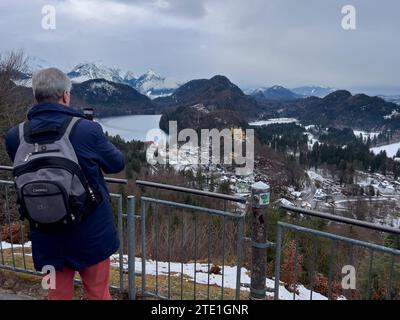 19.12.2023, Füssen Schloss Neuschwanstein, Blick von einem Weg hoch oben in richtung Westen zum Schloß Hohenschwangau und dem Alpsee und Schwansee 19.12.2023, Füssen Schloss Neuschwanstein 19.12.2023, Füssen Schloss Neuschwanstein *** 19 12 2023, Füssen Schloss Neuschwanstein, Blick von einem Weg hoch nach Westen zum Schloss Hohenschwangau und zum Alpsee und Schwansee 19 12 2023, Schloss Füssen Neuschwanstein 19 12 2023, Schloss Füssen Neuschwanstein Stockfoto