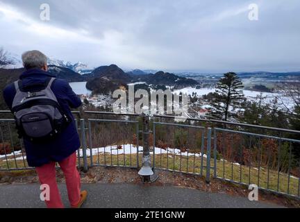 19.12.2023, Füssen Schloss Neuschwanstein, Blick von einem Weg hoch oben in richtung Westen zum Schloß Hohenschwangau und dem Alpsee und Schwansee 19.12.2023, Füssen Schloss Neuschwanstein 19.12.2023, Füssen Schloss Neuschwanstein *** 19 12 2023, Füssen Schloss Neuschwanstein, Blick von einem Weg hoch nach Westen zum Schloss Hohenschwangau und zum Alpsee und Schwansee 19 12 2023, Schloss Füssen Neuschwanstein 19 12 2023, Schloss Füssen Neuschwanstein Stockfoto