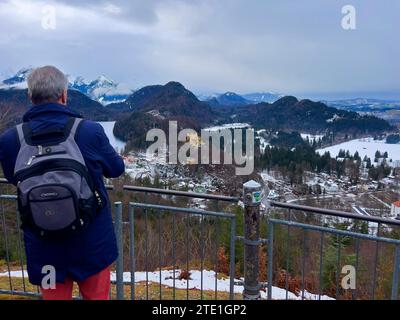 19.12.2023, Füssen Schloss Neuschwanstein, Blick von einem Weg hoch oben in richtung Westen zum Schloß Hohenschwangau und dem Alpsee und Schwansee 19.12.2023, Füssen Schloss Neuschwanstein 19.12.2023, Füssen Schloss Neuschwanstein *** 19 12 2023, Füssen Schloss Neuschwanstein, Blick von einem Weg hoch nach Westen zum Schloss Hohenschwangau und zum Alpsee und Schwansee 19 12 2023, Schloss Füssen Neuschwanstein 19 12 2023, Schloss Füssen Neuschwanstein Stockfoto