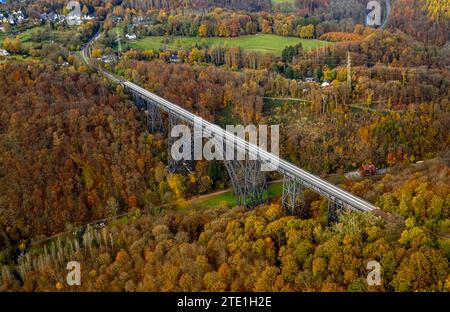 Luftaufnahme, Müngstenbrücke über die Wupper im Herbstwald, herbstliche Laubbäume, Dorperhof-Hästen, Solingen, Rheinland, Nordrhein- Stockfoto