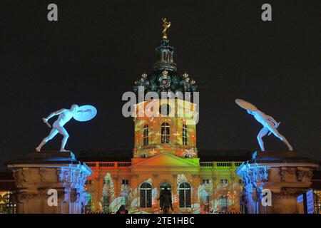 20.12.2023, Berlin - Deutschland. Weihnachtsmarkt am Schloss Charlottenburg. *** 20 12 2023, Berlin Deutschland Weihnachtsmarkt im Schloss Charlottenburg Stockfoto