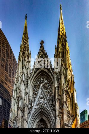 Türme der St.. Patrick's Cathedral im Big Apple, an der Fifth Avenue in Manhattan, New York. Ein Ort, der sehr Filmemacher ist und weltweit bekannt ist. Stockfoto