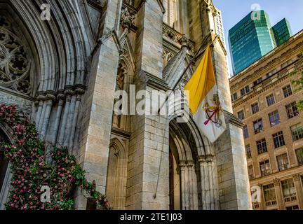 Fassade der St.. Patrick's Cathedral im Big Apple, an der Fifth Avenue in Manhattan, New York. Ein Ort, der sehr Filmemacher ist und weltweit bekannt ist. Stockfoto