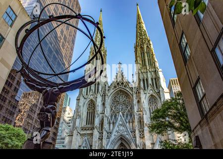 New York, USA; 31. Mai 2023: Der berühmte Riese Atlas, der den Planeten Erde auf der Fifth Avenue im Big Apple vor St. Patrick's Cathedral. Stockfoto