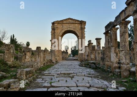 Überreste des Hadrianbogens aus dem 2. Jahrhundert n. Chr., der sich im Tyre Al-Bass-Weltkulturerbe in Tyrus, Libanon befindet Stockfoto