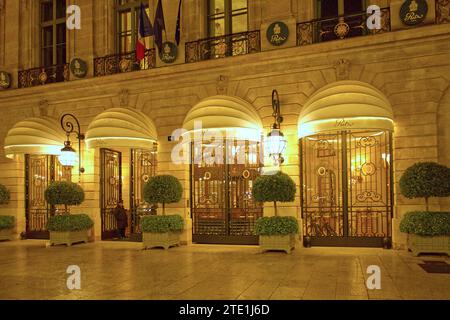 Ritz Paris, Place Vendôme, Frankreich - vor dem Eingang des bei Nacht beleuchteten Luxushotels Stockfoto