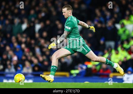 Liverpool, Großbritannien. Dezember 2023. Everton Torhüter Jordan Pickford macht am 19. Dezember 2023 einen Torstoß beim Viertelfinalspiel Everton FC gegen Fulham FC Carabao Cup im Goodison Park, Liverpool, England, Großbritannien. Credit: Every Second Media/Alamy Live News Stockfoto