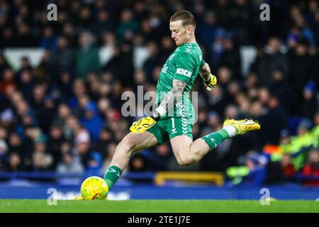 Liverpool, Großbritannien. Dezember 2023. Everton Torhüter Jordan Pickford macht am 19. Dezember 2023 einen Torstoß beim Viertelfinalspiel Everton FC gegen Fulham FC Carabao Cup im Goodison Park, Liverpool, England, Großbritannien. Credit: Every Second Media/Alamy Live News Stockfoto