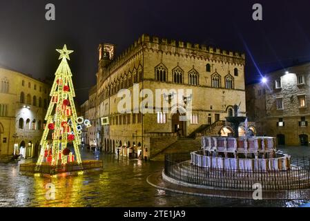 Piazza IV Novembre in einer regnerischen Nacht. Perugia, Italien Stockfoto