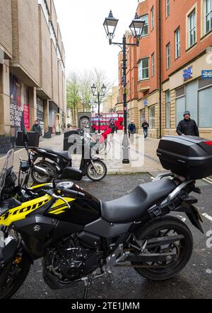 Fahrräder und Motorräder parken in St Ebbes Oxford England Stockfoto