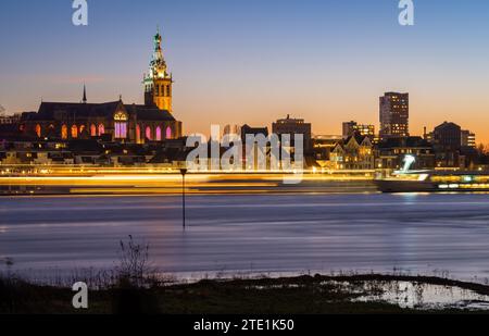 Stadtbild von Nijmegen, Provinz Gelderland, Niederlande, Blick auf den Fluss Waal und Stevens Kirche, lange Sicht Stockfoto