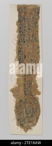 Weefselfragment met Nail en Seal, anonym um 500 - um 699 Naturleinenfragment mit eingenähtem Clavus und Sigillum, verziert mit Blumen- und Blattmotiven und umgeben von einer Grenze mit geometrischen Verzierungen in Grün, Rot, Hell- und Dunkelblau und Gelb. Ägypten Halskette und Träger: Leinen (Material). Wirkung: Wollteppiche Naturleinenfragment mit genähtem Clavus und Sigillum, verziert mit Blumen- und Blattmotiven und umgeben von einer Grenze mit geometrischen Verzierungen in Grün, Rot, Hell- und Dunkelblau und Gelb. Ägypten Halskette und Träger: Leinen (Material). Impact: Wandteppich aus Wolle Stockfoto