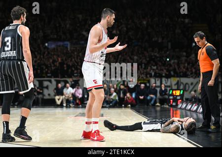 Bologna, Lombardei, Italien. Dezember 2023. 16 KOSTAS PAPANIKOLAOU von Olympiacos Piräus während der Euroleague, Runde 15, Spiel zwischen Virtus Segafredo Bologna und Olympiacos Piräus in der Virtus Segafredo Arena am 19. Dezember 2023 in Bologna, Italien. (Kreditbild: © Stefanos Kyriazis/ZUMA Press Wire) NUR REDAKTIONELLE VERWENDUNG! Nicht für kommerzielle ZWECKE! Stockfoto