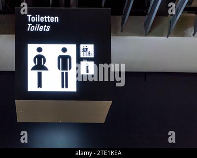 Frankfurt, Deutschland - 7. Juni 2023 - schwarzes Display mit einem Piktogramm und dem Text „Toiletten“ und „Toiletten“ Stockfoto