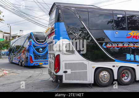 Weißer Doppeldeckerbus für Touristen für die Beförderung von Passagieren während der Reise durch Thailand, Bangkok 4. dezember 2023. Stockfoto