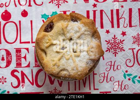 Tesco feinstes reichhaltiges und dekadentes alles Butter Gebäck Hackkuchen Set auf Weihnachts Serviette Serviette Stockfoto