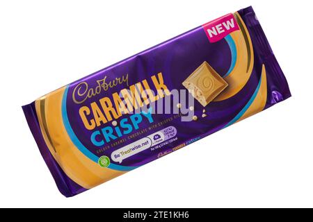 Tafel von Cadbury Caramilk Crispy Schokoladenriegel isoliert auf weißem Hintergrund Stockfoto