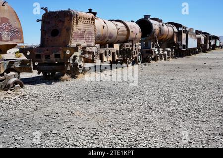Rostende Vintage Dampflokomotiven auf dem Friedhof von Cementerio de Trenes oder Great Train. Uyuni, Bolivien, 11. Oktober 2023. Stockfoto