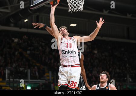 Bologna, Lombardei, Italien. Dezember 2023. 30 FILIP PETRUSEV von Olympiacos Piräus während der Euroleague, Runde 15, Spiel zwischen Virtus Segafredo Bologna und Olympiacos Piräus in der Virtus Segafredo Arena am 19. Dezember 2023 in Bologna, Italien. (Kreditbild: © Stefanos Kyriazis/ZUMA Press Wire) NUR REDAKTIONELLE VERWENDUNG! Nicht für kommerzielle ZWECKE! Stockfoto