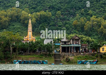 Boot auf dem Song Con River mit Eingang zur Phong Nha Höhle in Vietnam Stockfoto