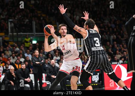 Bologna, Lombardei, Italien. Dezember 2023. 30 FILIP PETRUSEV von Olympiacos Piräus während der Euroleague, Runde 15, Spiel zwischen Virtus Segafredo Bologna und Olympiacos Piräus in der Virtus Segafredo Arena am 19. Dezember 2023 in Bologna, Italien. (Kreditbild: © Stefanos Kyriazis/ZUMA Press Wire) NUR REDAKTIONELLE VERWENDUNG! Nicht für kommerzielle ZWECKE! Stockfoto