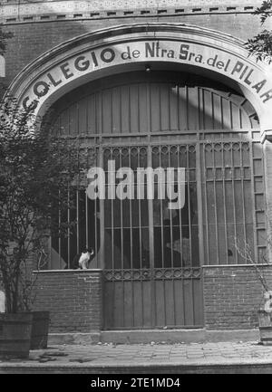 12/31/1969. Haupteingang der Schule Nuestra Señora del Pilar in Madrid in völliger Vernachlässigung. Quelle: Album / Archivo ABC / Luis Ramírez Stockfoto