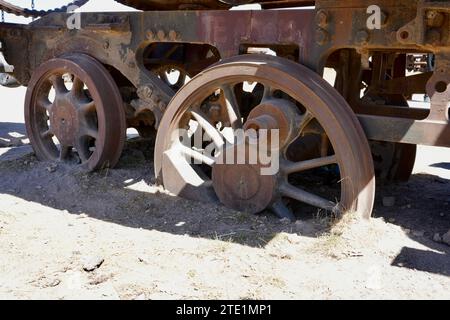 Rostende Lokomotivräder auf dem Friedhof Cementerio de Trenes oder Great Train. Uyuni, Bolivien, 11. Oktober 2023. Stockfoto