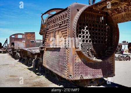 Rostende Vintage Dampflokomotiven auf dem Friedhof von Cementerio de Trenes oder Great Train. Uyuni, Bolivien, 11. Oktober 2023. Stockfoto